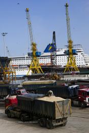 Image du Maroc Professionnelle de  Pour une distribution nationale le chargement du blé au quai des Doc Silos au port de Casablanca se fait grâce à des installations modernes versant le blé en grain directement dans le camion, cette opération automatique gérée par la centrale des doc silos. 31 Décembre 2003. (Photo / Abdeljalil Bounhar)

